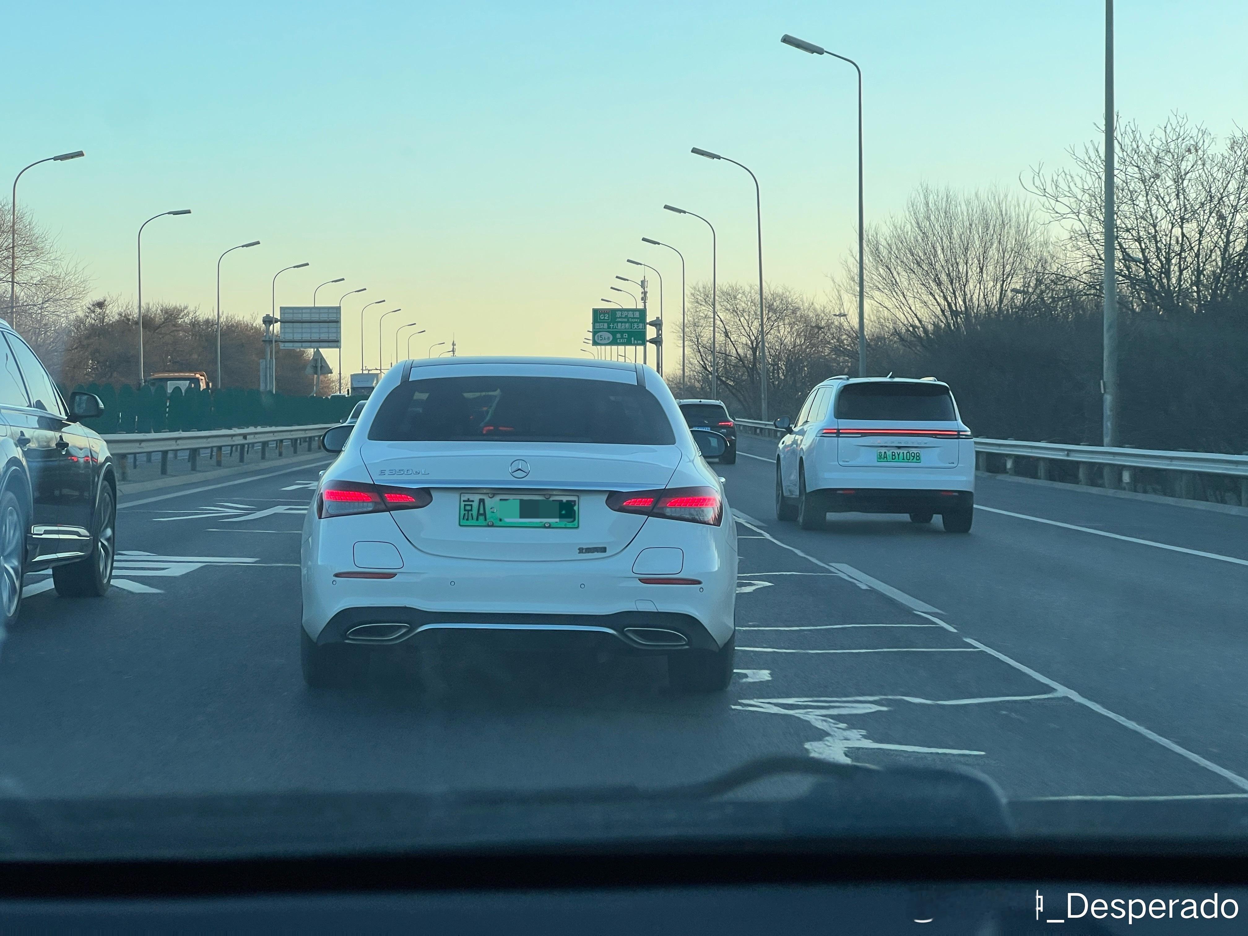 奔驰E350eL保险杠上的俩盖儿，真的挺毁美观度的。 北京