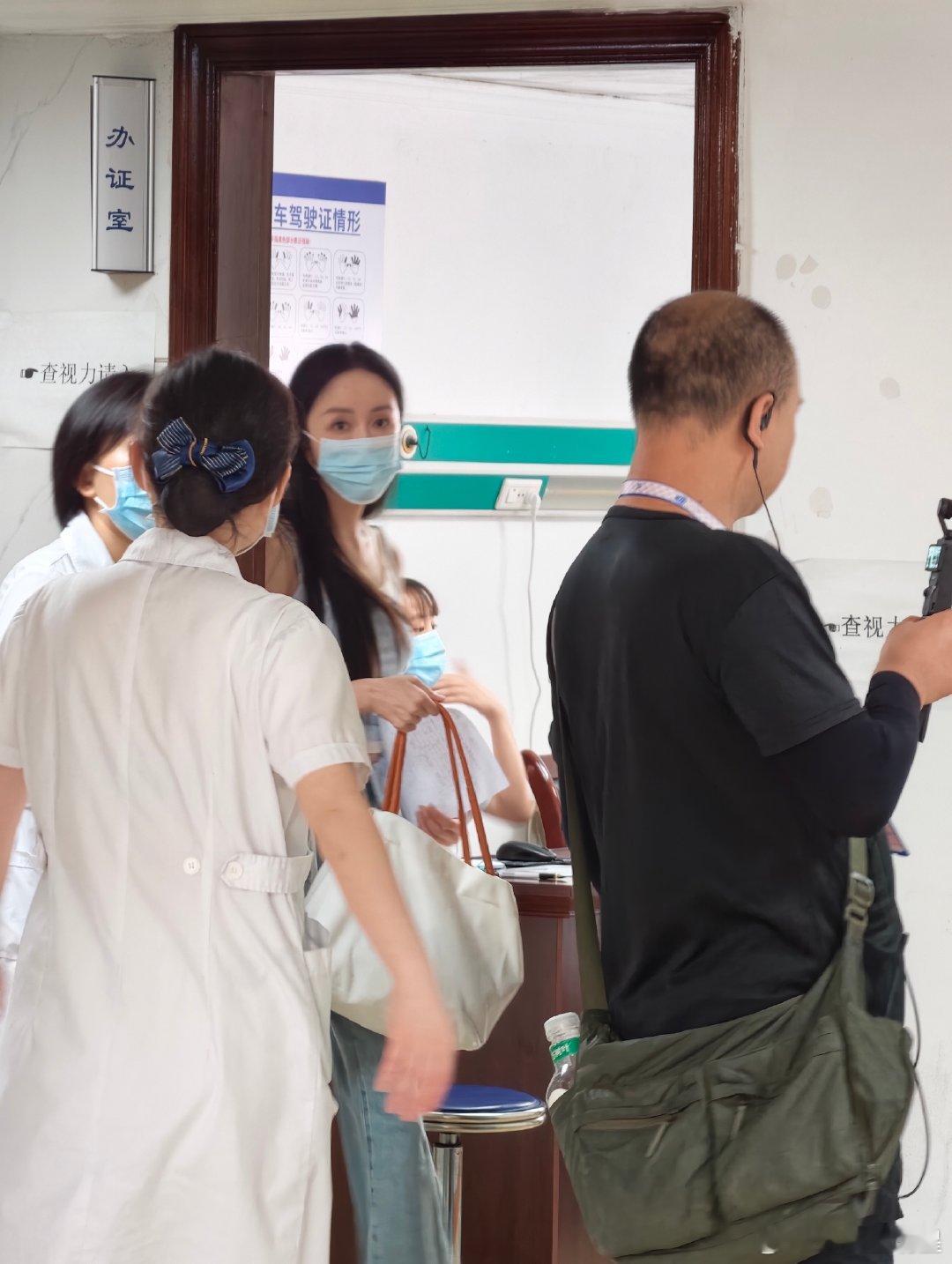 娄艺潇郜思雯医院体检  别家美食综艺直接后厨开工，这档先安排体检，食品安全这块很