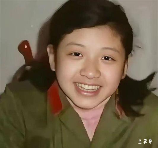 少女时期的韩红。
记得她说过，自己当年曾是校花。看这张照片，能否够得上“校花”的