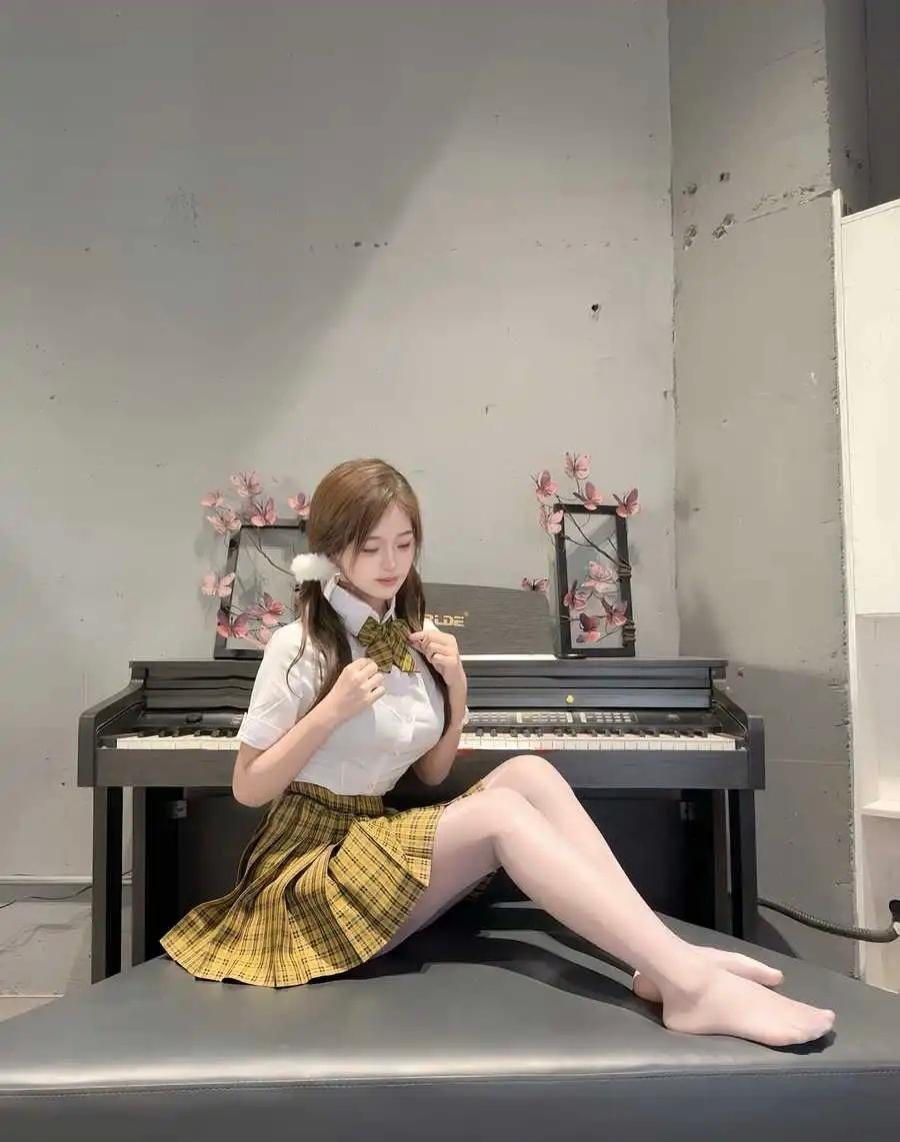 钢琴前的少女，复古的优雅与现代的时尚碰撞。