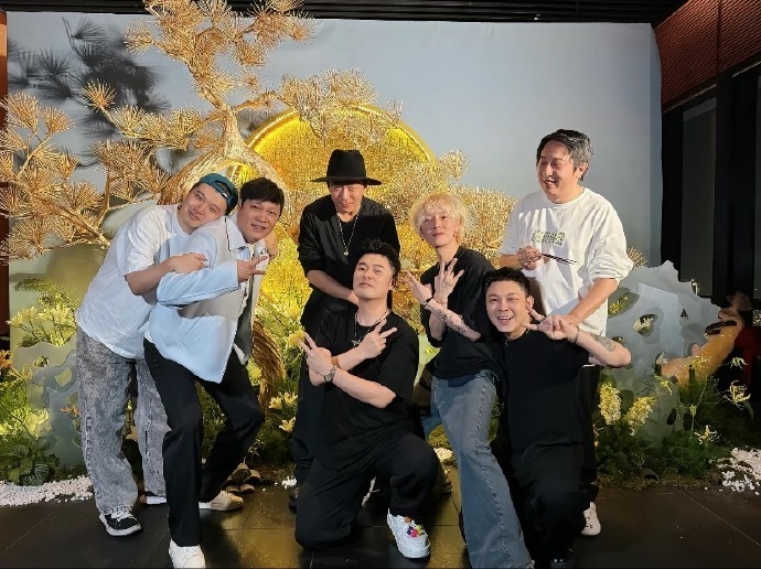 陈赫晒了清楚版的鹿晗，五哈陈赫庆生合照来了，谁懂这个黄毛鹿晗的可爱值呢~ 