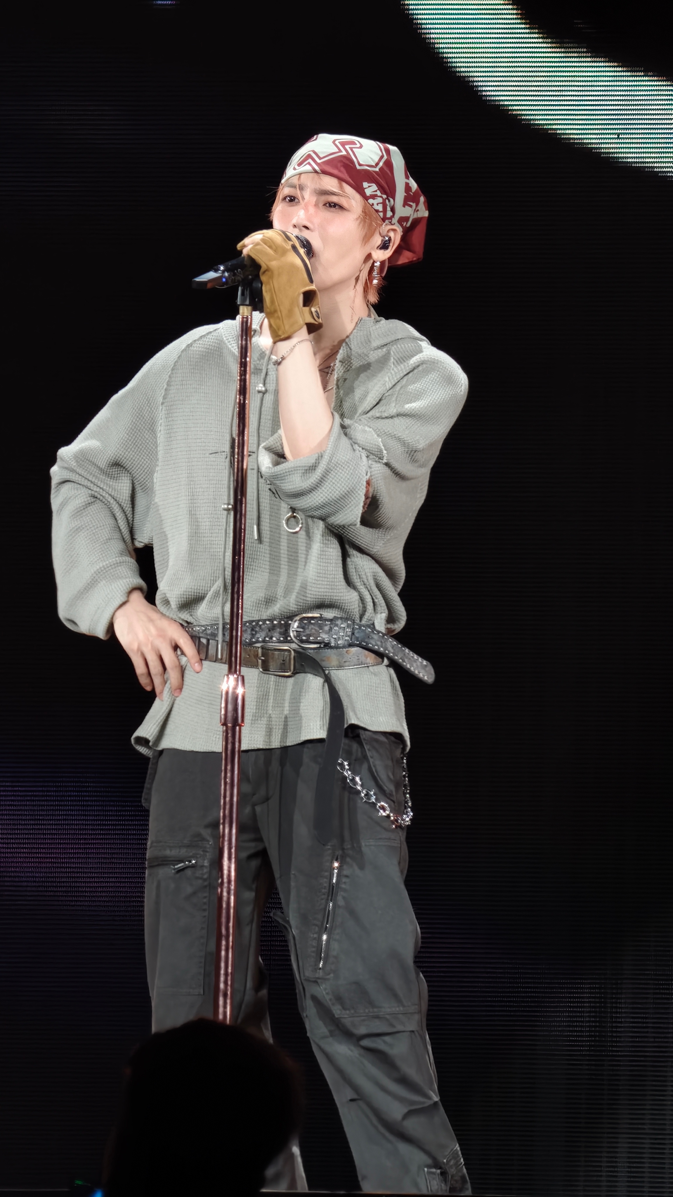 侯明昊演唱会新歌 哥哥很开心 
