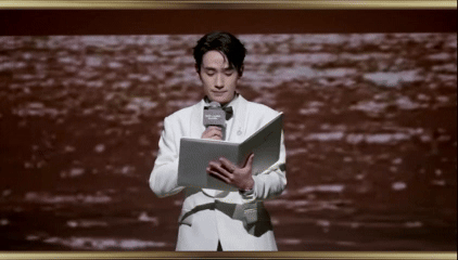 .朱一龙白月光在身边柔光轻拂，诗与乐在月色中共振。朱一龙的声音让时光感悟有了具象