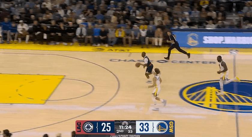 人老被人欺！老保罗被波杰姆欺负惨了！
在今天NBA常规赛快船对阵勇士的第二节比赛