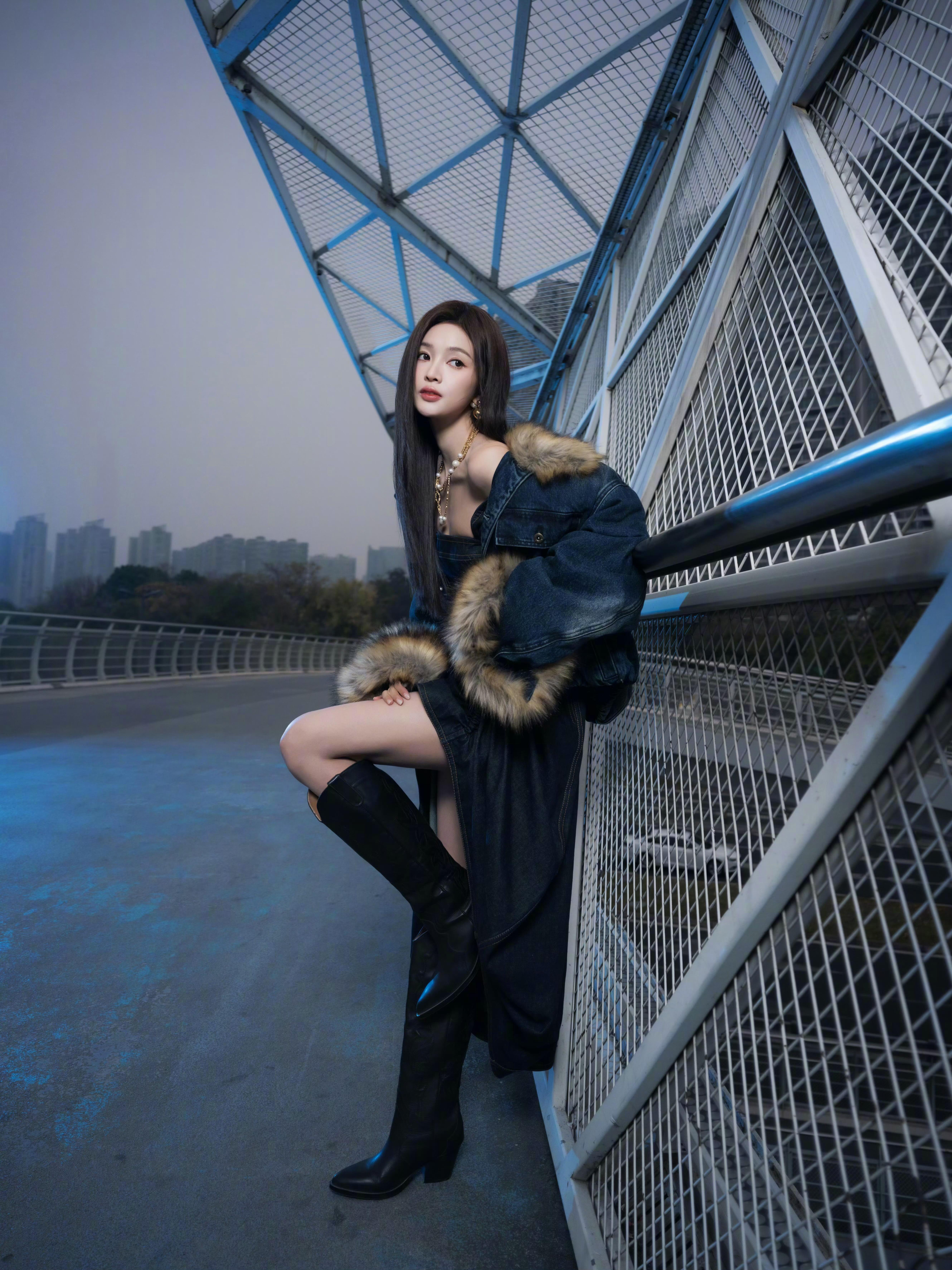 吴宣仪酷飒感牛仔女郎吴宣仪中国电影120周年活力之夜造型，牛仔长外套搭配毛绒边设