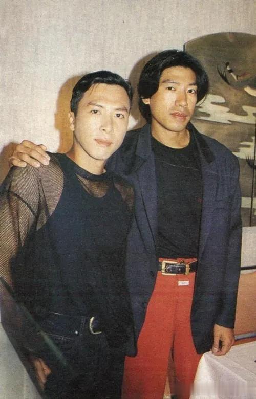 1994年，正在拍摄电影《亚洲警察之高压线》的甄子丹和张耀扬，他俩算名副其实的同