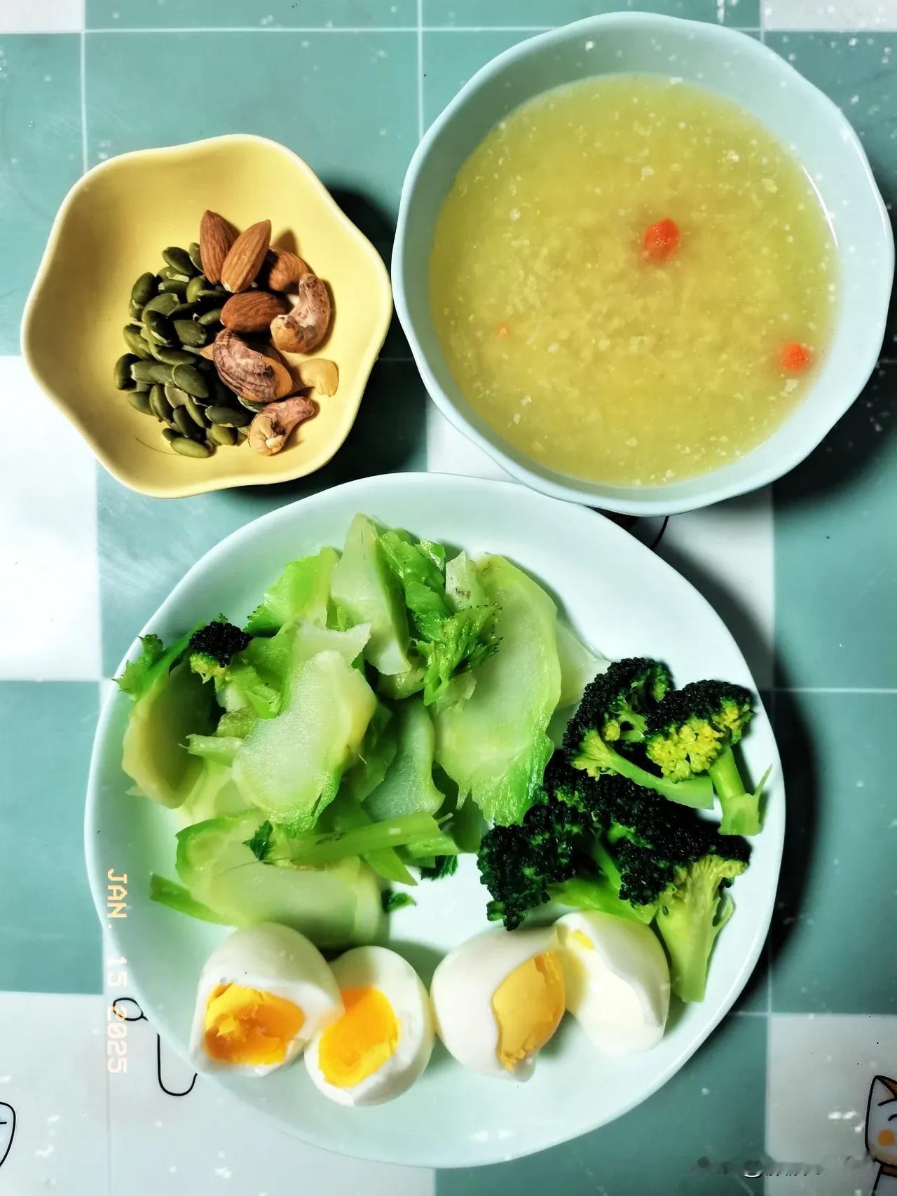 冬日绵绵之中年女性减脂早餐日记
主食：小麦胚芽i
蛋白质：鸡蛋
蔬菜坚果：西兰花