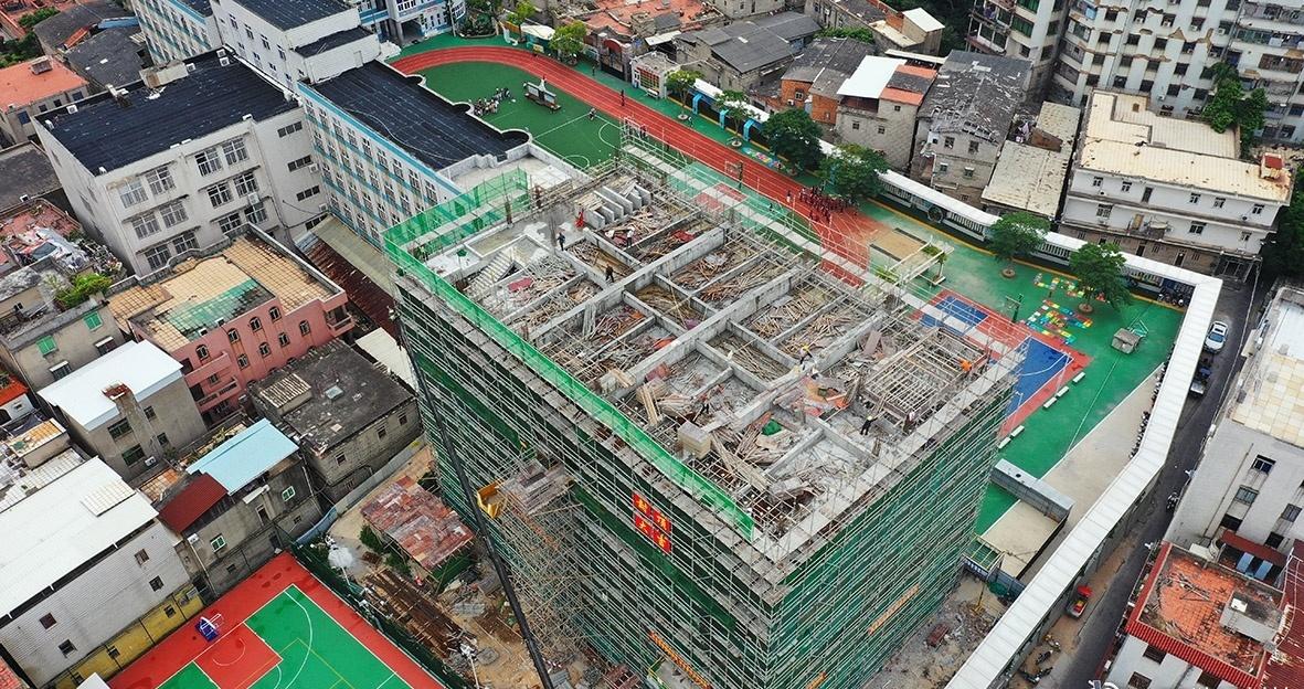 【新湖中心小学扩建项目主体结构封顶】近日，随着6层顶板最后一方水泥混凝土浇筑到位