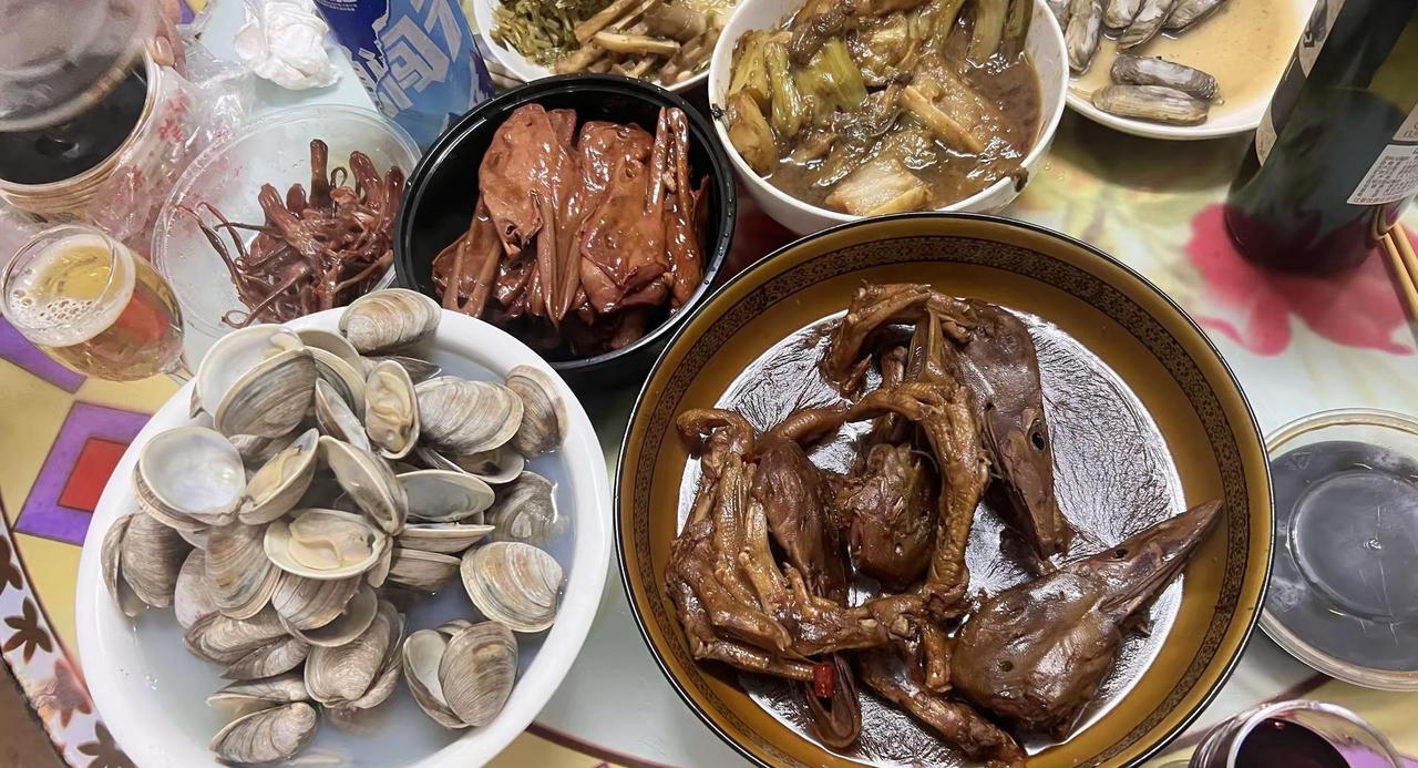 外面世界再美，还是家里最踏实。小酌一杯，好好收心，好好生活。