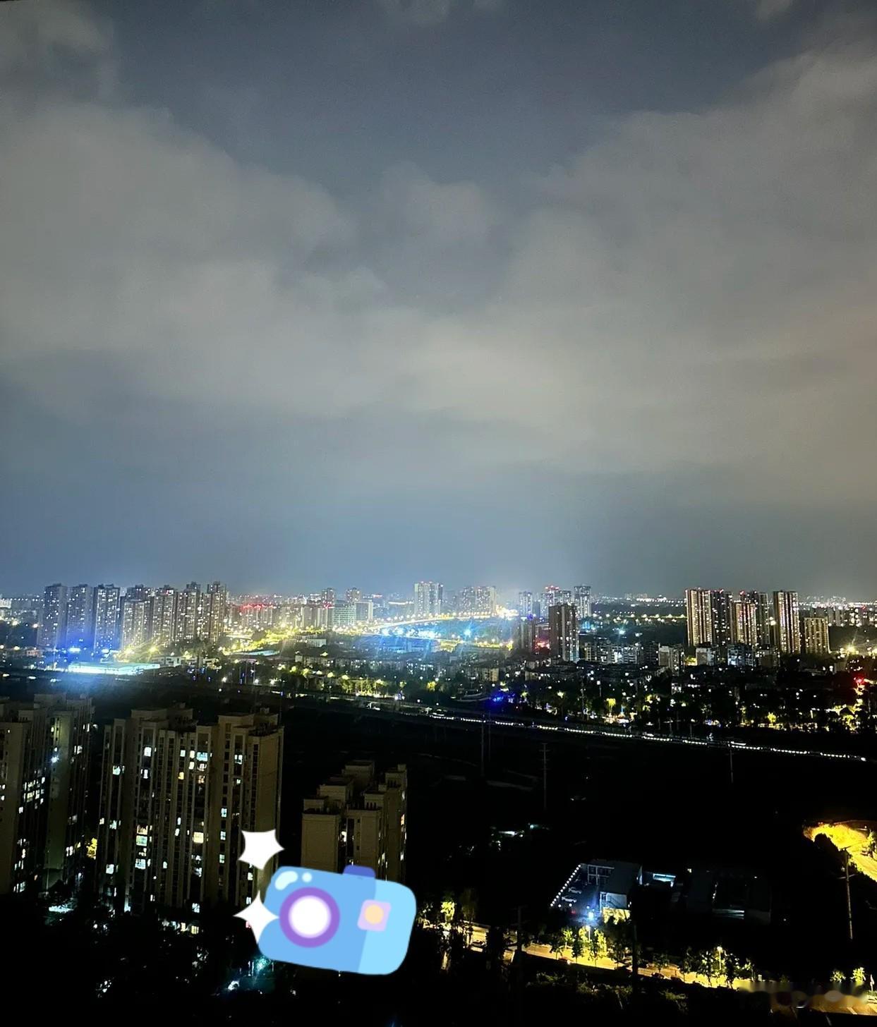 昨晚那地震是真把人吓着了。
虽说平时也常感受摇晃，但昨晚不一样，能听见东西晃得咯