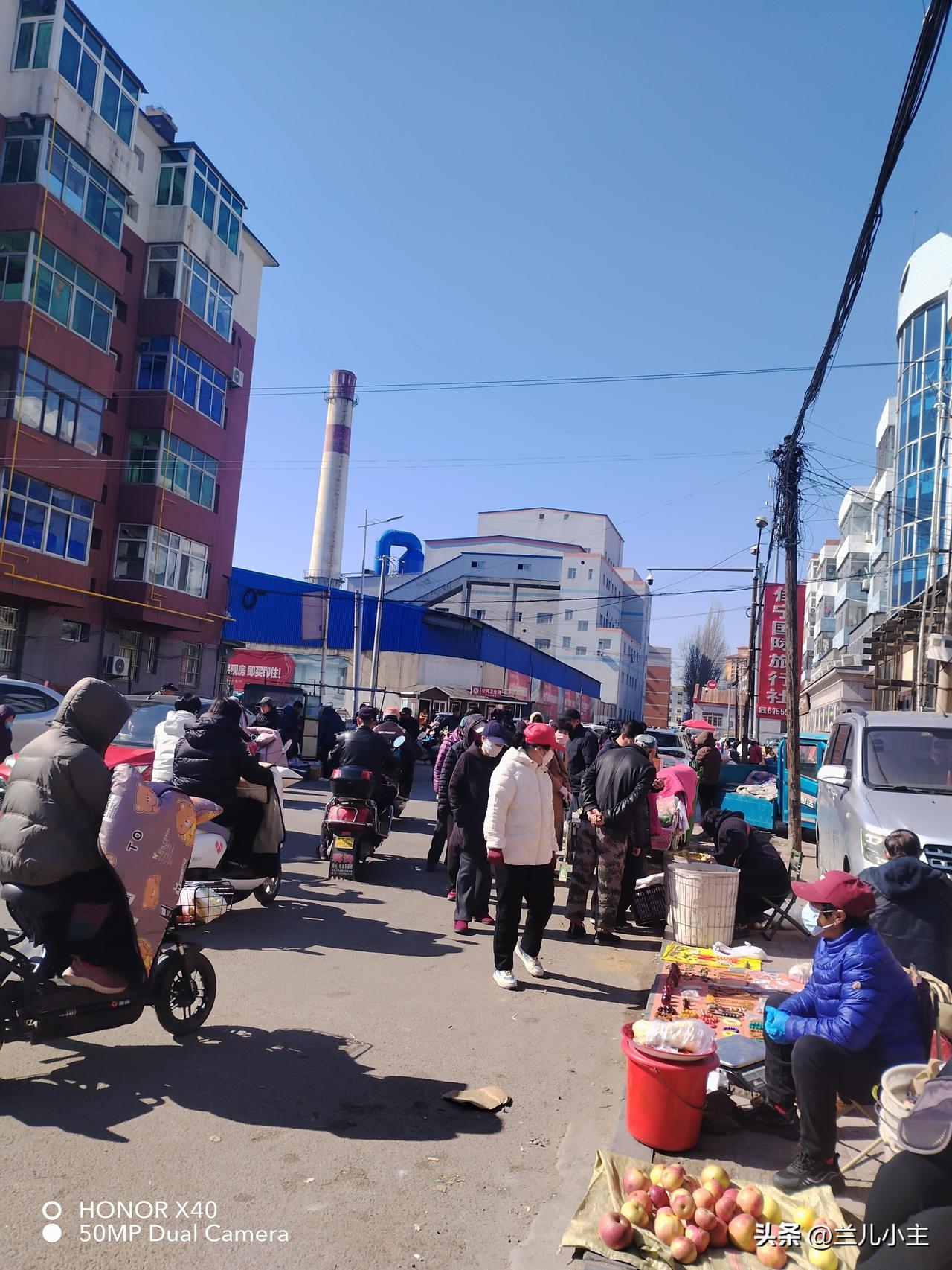 今天我又去市场了，今天是农历二月二，对面剪头房窗玻璃上醒目的贴着一行字，今日剪头