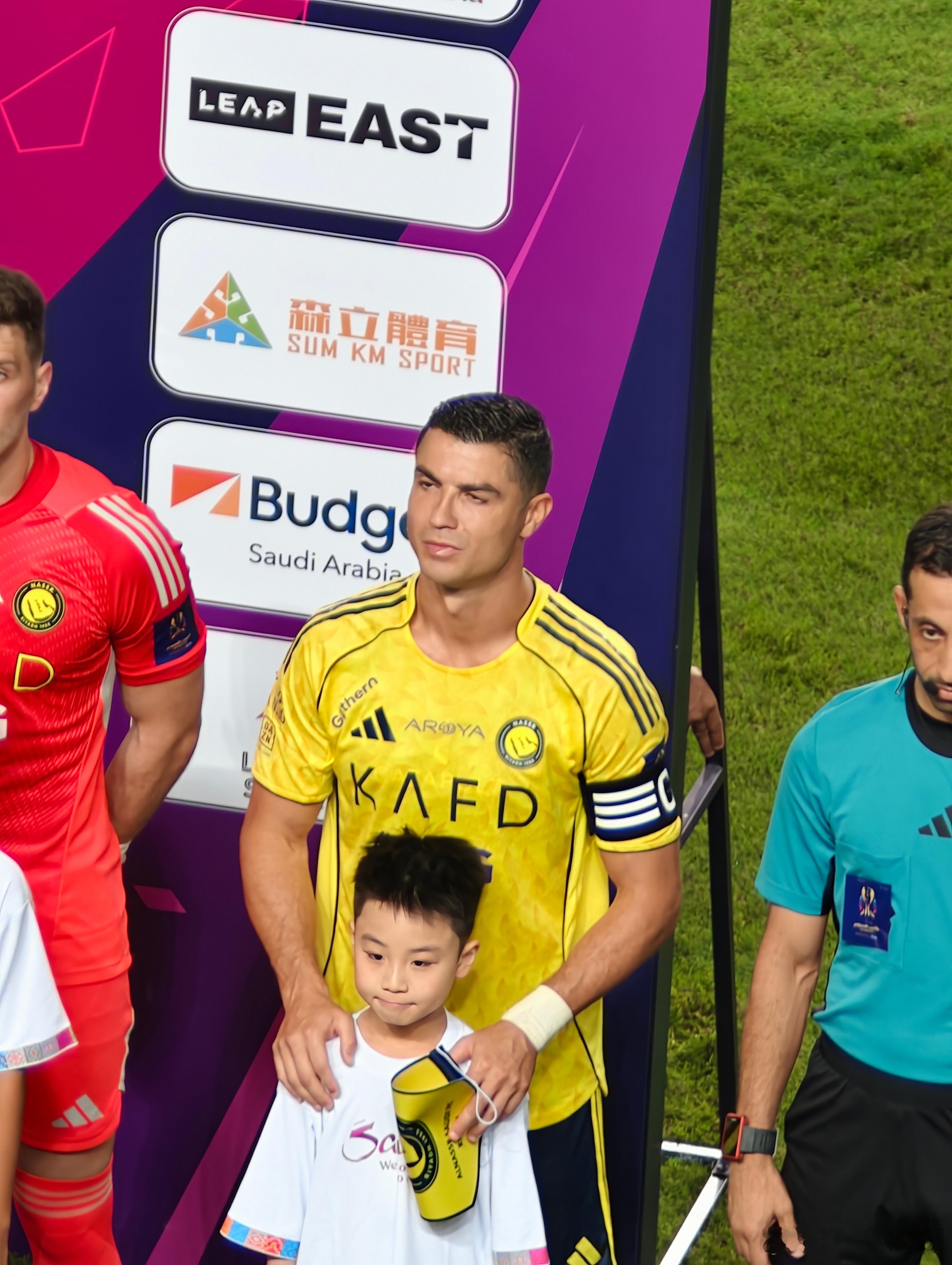 又到周末，你最期待啥？我最期待的当然就是踢球了明天白天去拍一下新科技旗舰小鹏GX