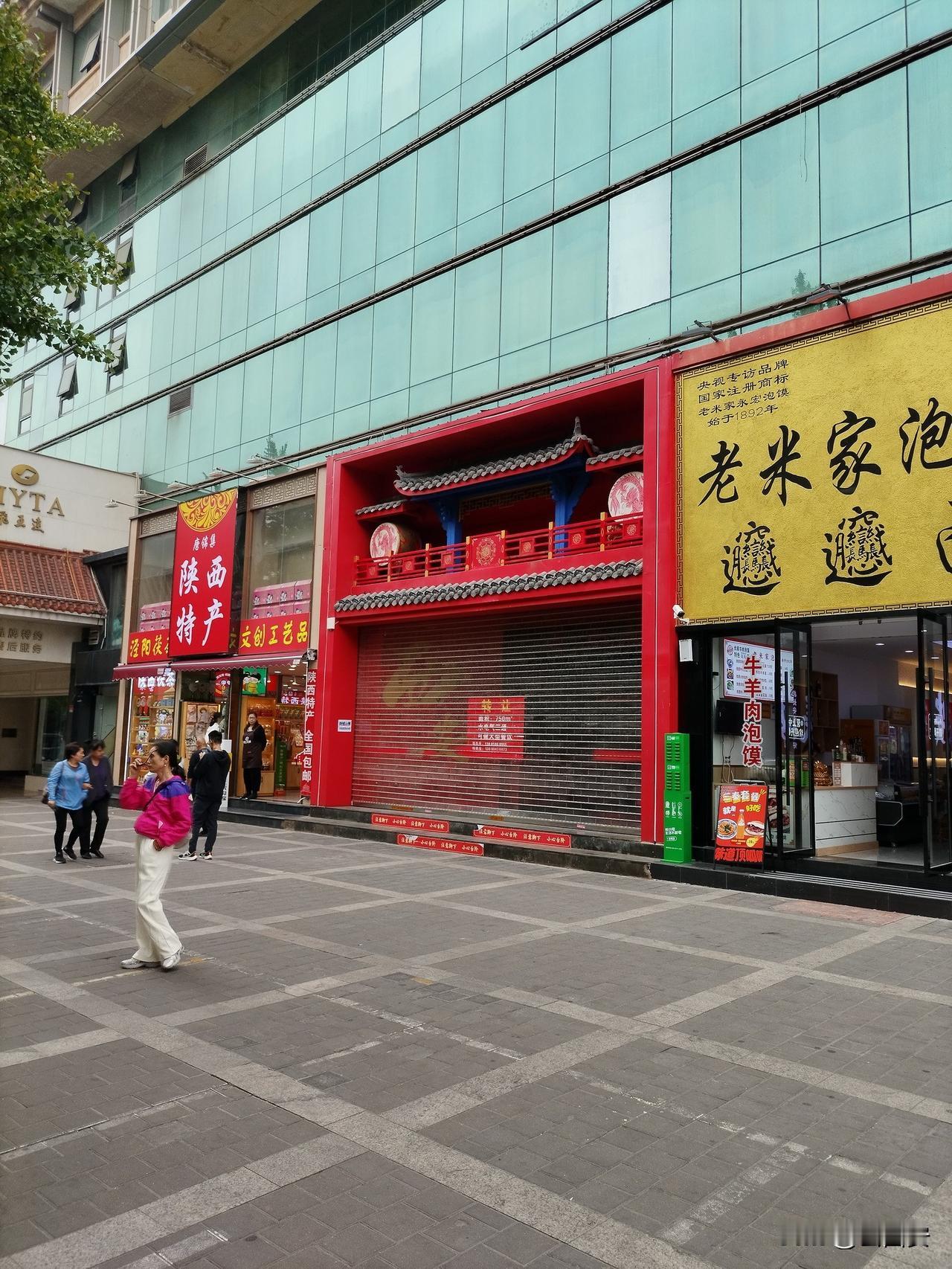 南大街那个月租几十万的火锅店，还是没坚持下来，这么快就停业了！之前门店张贴的招租
