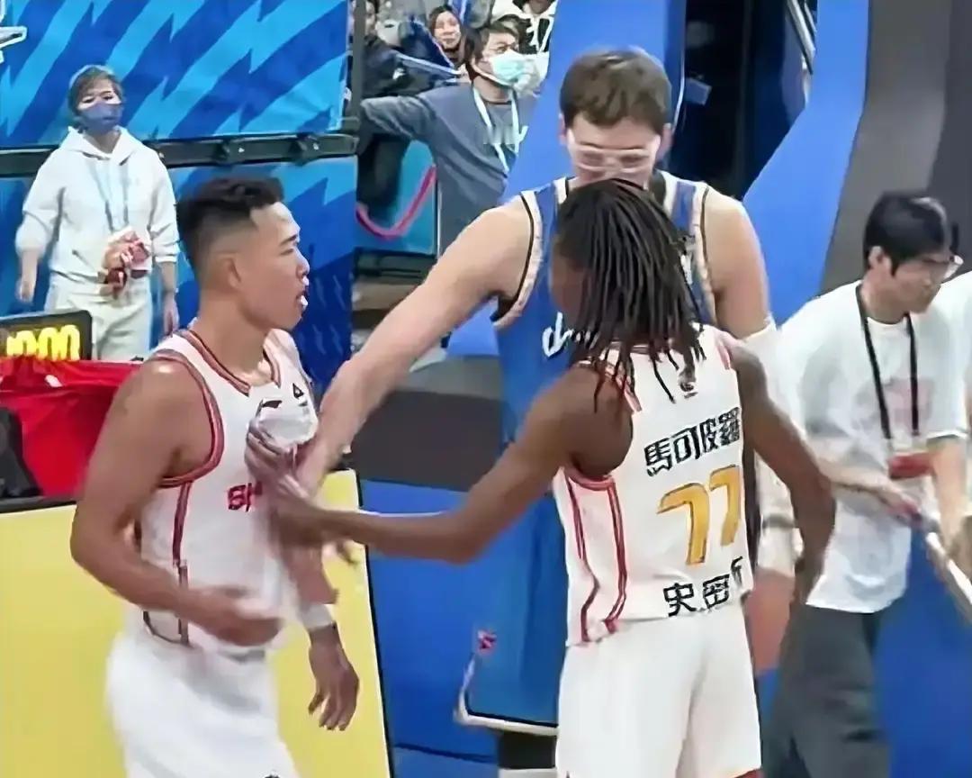 比赛刚散场，记录台的老哥一句“那巴掌就是打不过急了”，直接把我手机震掉。
 
末