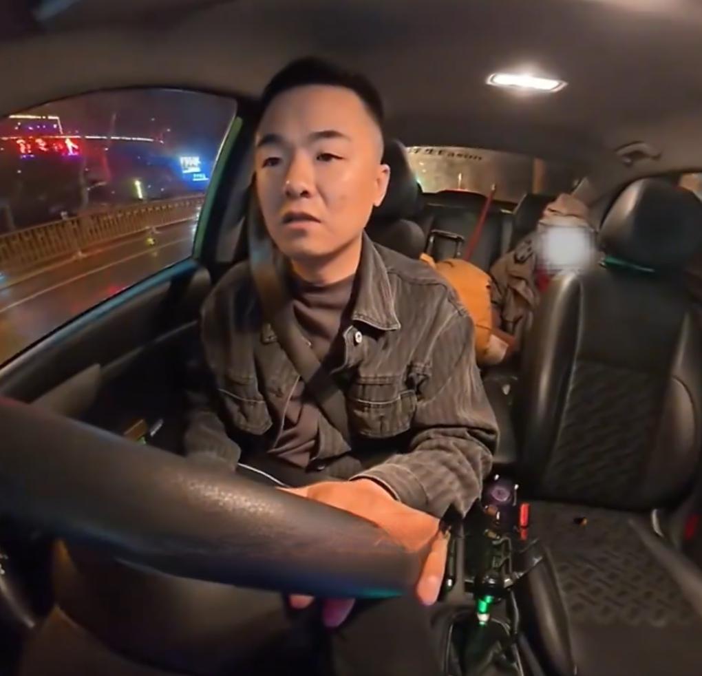 深夜医院门口，女子拦下出租车，身上仅有13元，却要走十多公里的路程。面对近30元