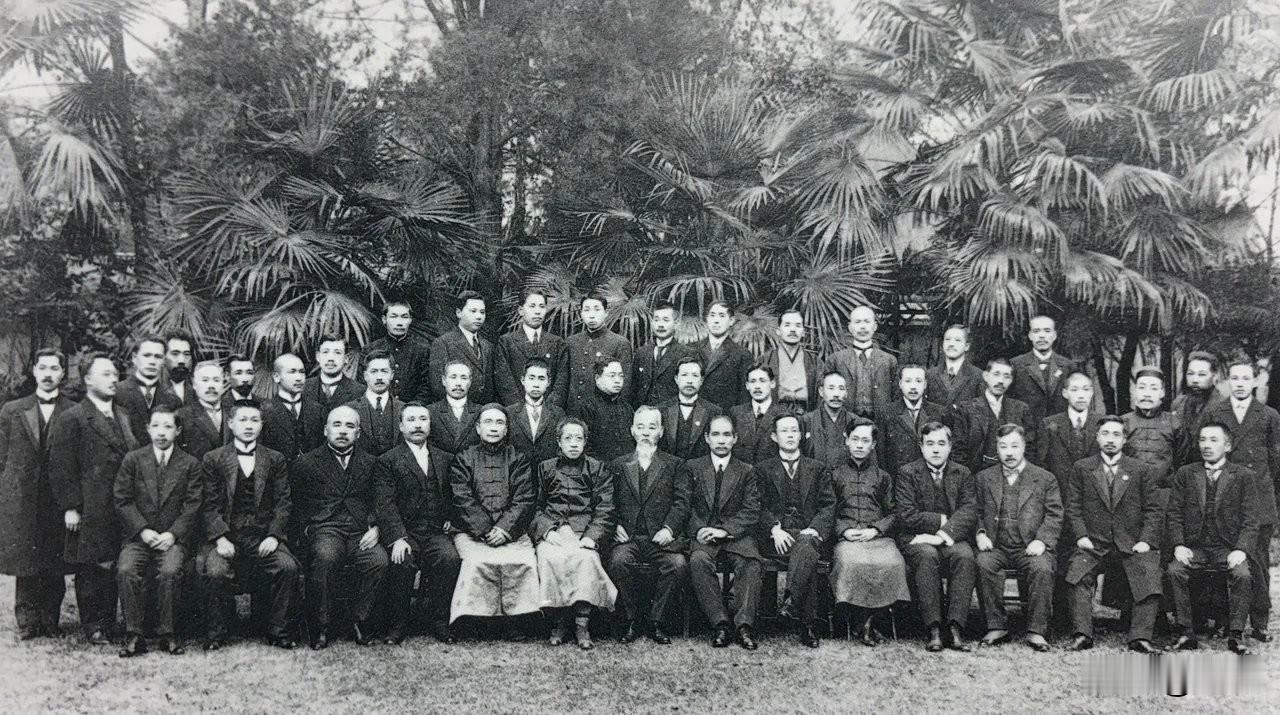 这张黑白合影拍摄于1916年上海哈同花园（爱俪园），是革命同仁前来吊唁病逝的黄兴