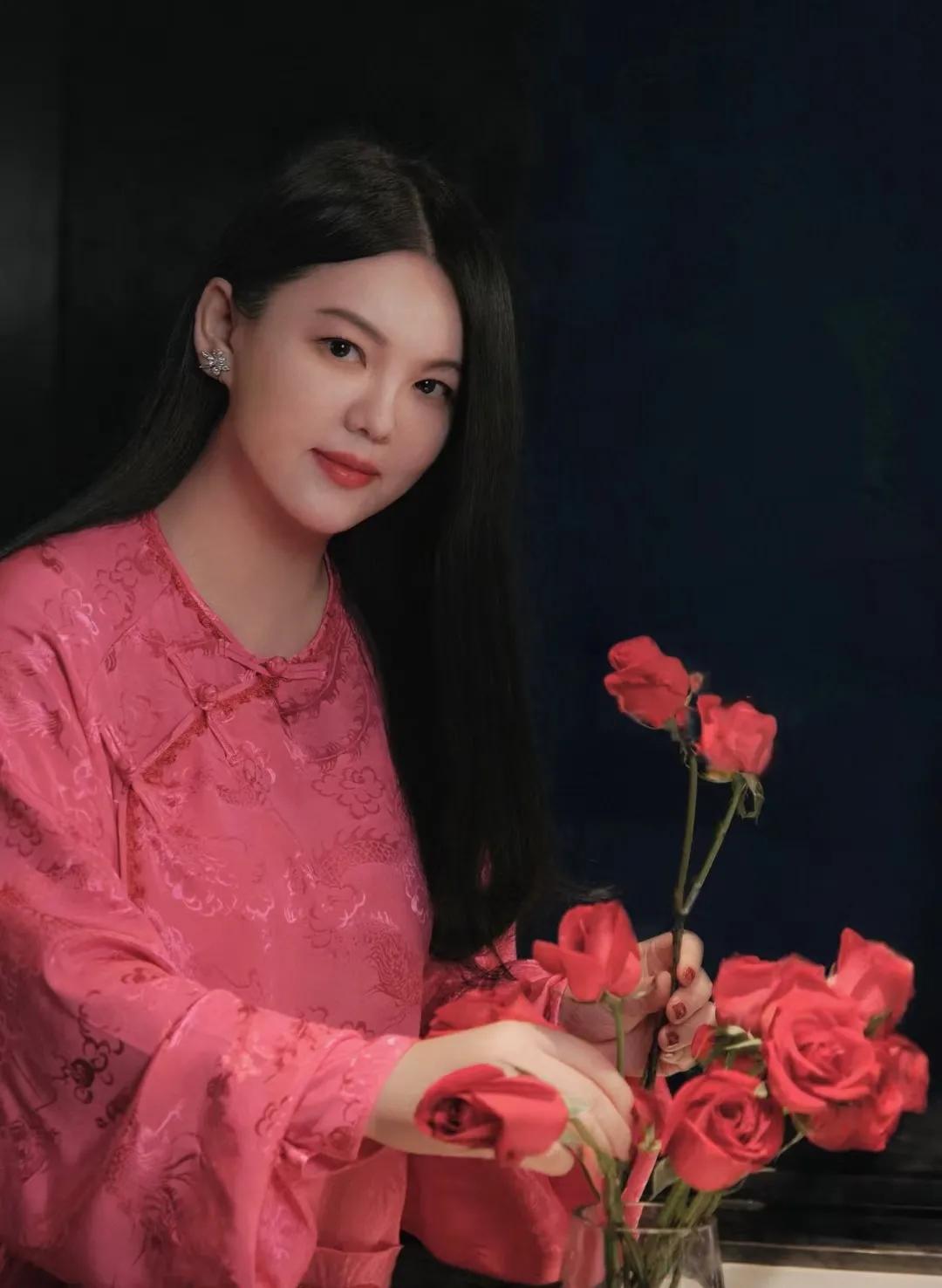 李湘最新美图，贵气十足