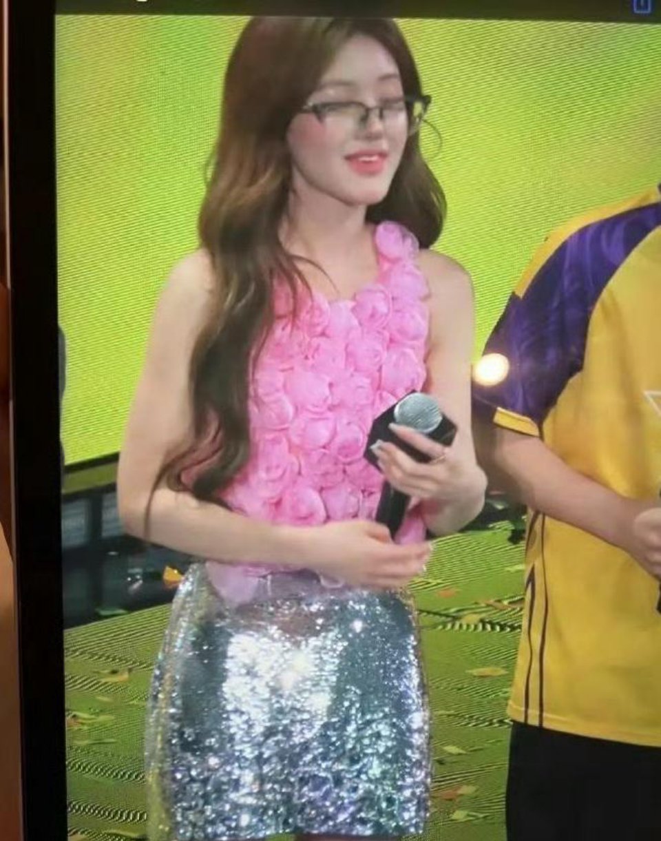 赵露思这什么眼镜啊[允悲] ​​​