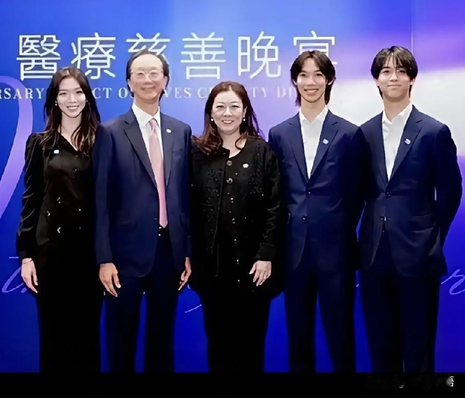 以前，我觉得伏明霞嫁给梁锦松挺亏的。总觉得梁锦松比伏明霞大了那么多，自己既不缺钱