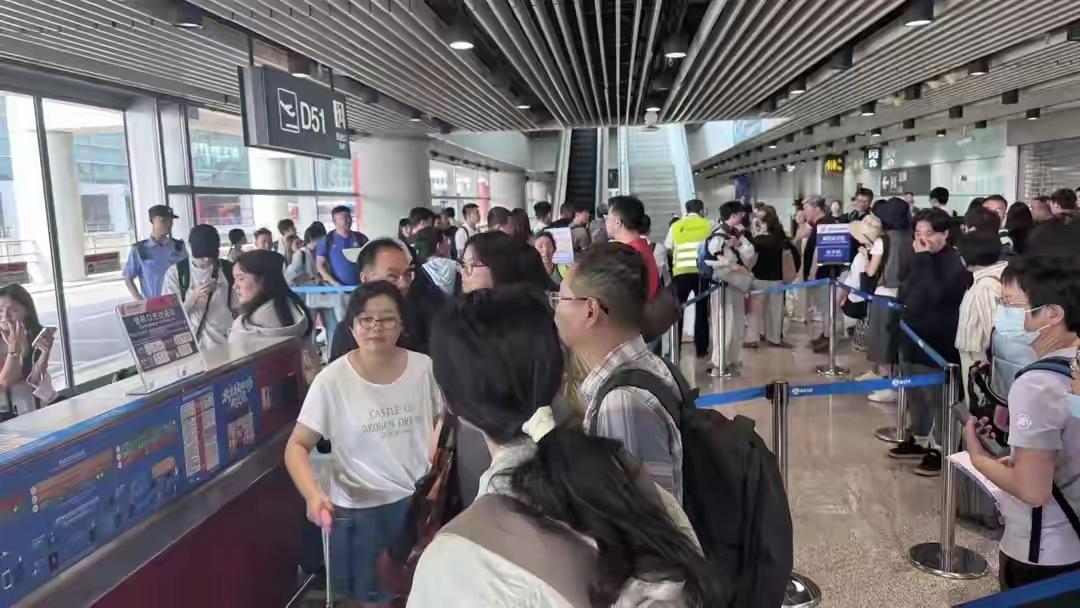 成都飞上海航班备降北京又飞回成都
         

台风白海豚致多地航班延误