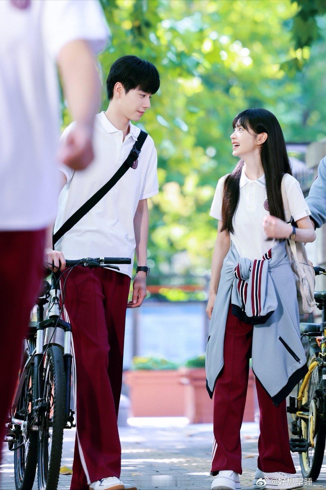 家人们谁懂啊！田曦薇在《天才女友》里，披发时像软萌小猫咪，挽发后成霸气大女主，这