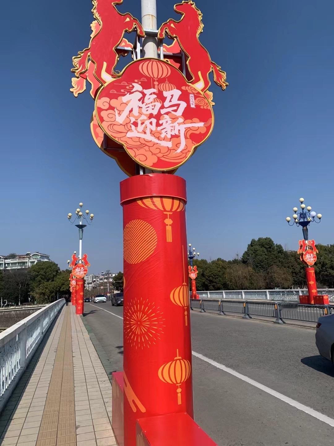 暖阳映照红梅，似烈火燃于枝头，艳而不俗，傲骨含香。那丝丝缕缕的暗香呀，绘就了一幅