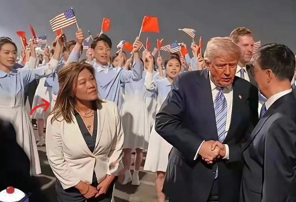 差点看走眼了！这位女翻译如果不是站在特朗普旁边我会以为她是卖早点的大妈有实力的人