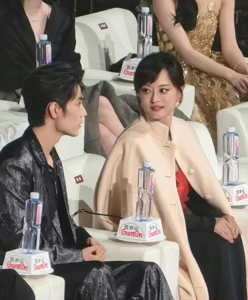 电视剧品质盛典上肖战和孙俪挨着坐，总感觉孙俪看肖战的眼神不一般。有人说这眼神里满