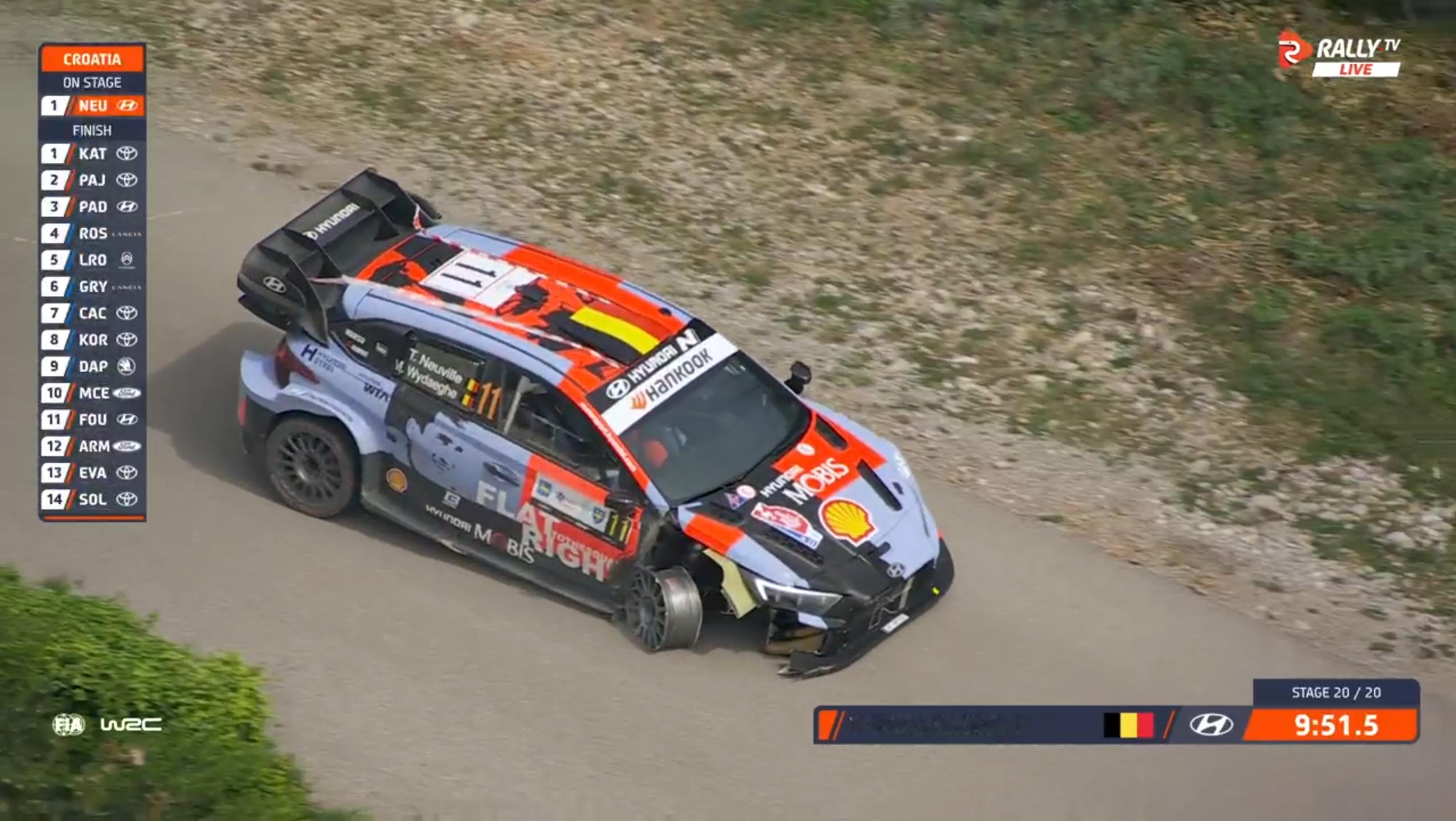 啊？！诺伊维尔在最后一个赛段中撞上了水泥墩并冲出赛道，损伤了赛车！胜田贵元和领航