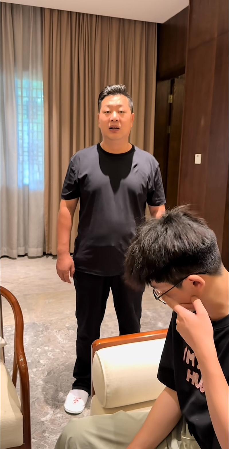 张大炮真是煞费苦心，费尽心思，给亲生儿子张若水打造人设。今早张大炮发了一条视频，