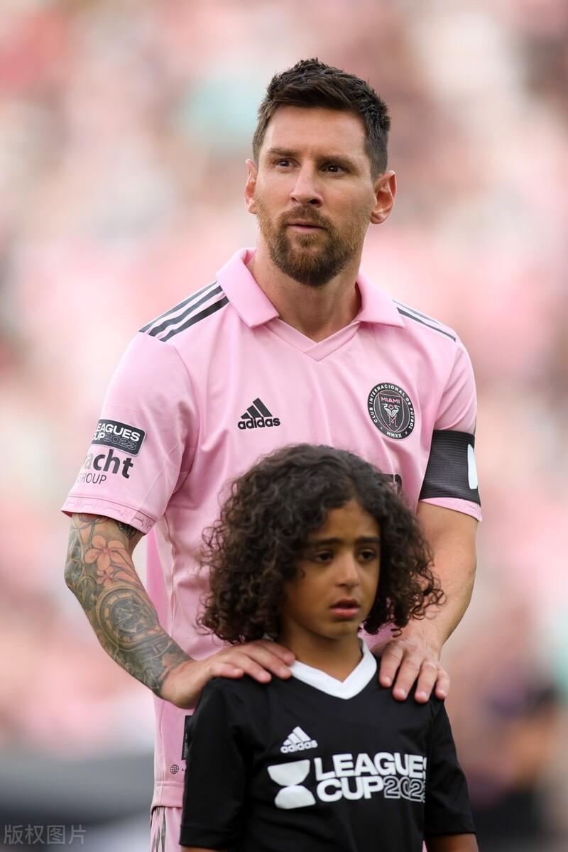 梅西耍大牌？[捂脸][捂脸][捂脸]谁相信！但球童却似紧张的要哭了[大笑]，无数