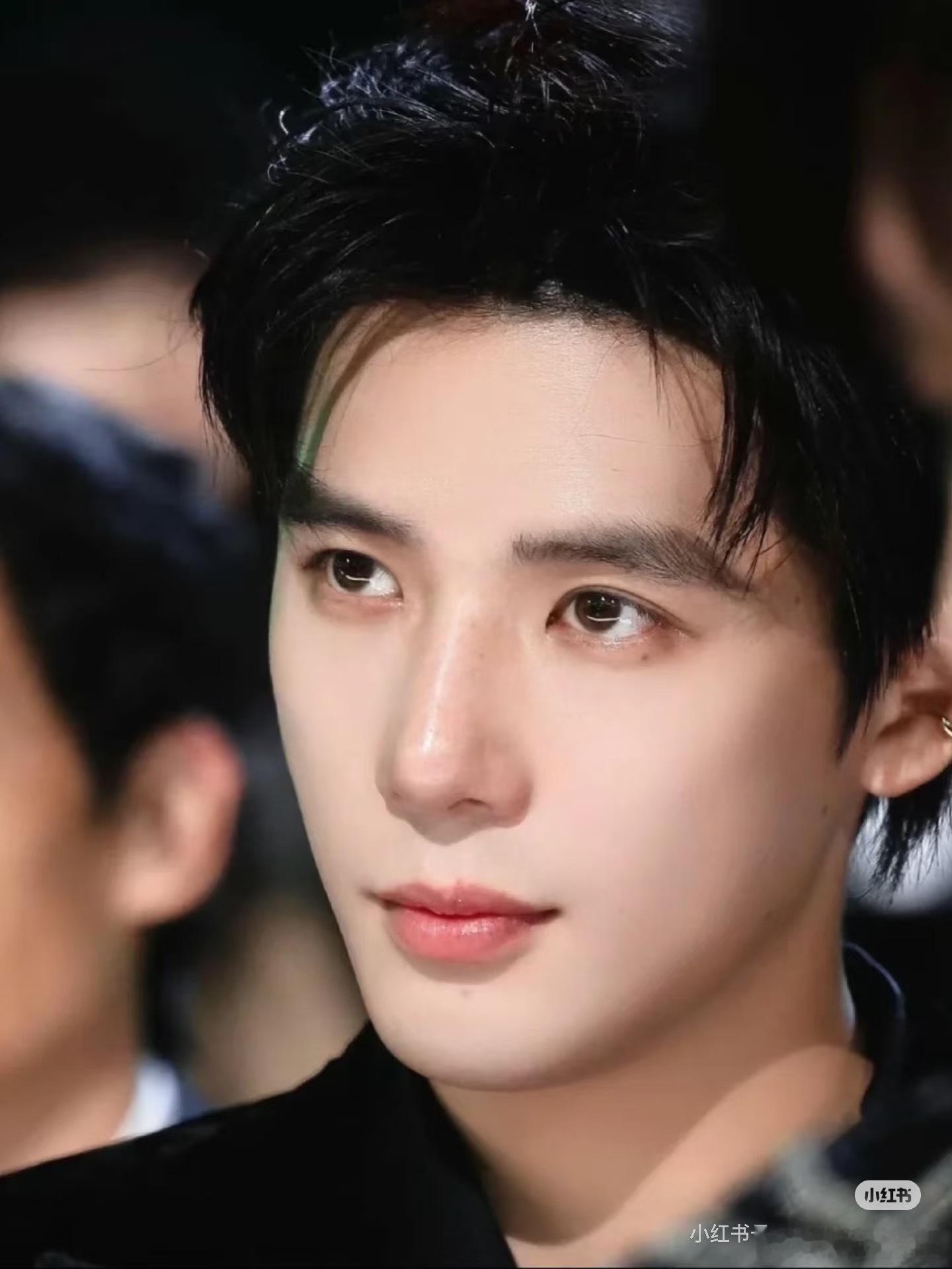 王安宇的夫妻宫应该比檀健次好多了，王安宇娶的老婆家境应该不错。丁丑，癸丑，辛巳，