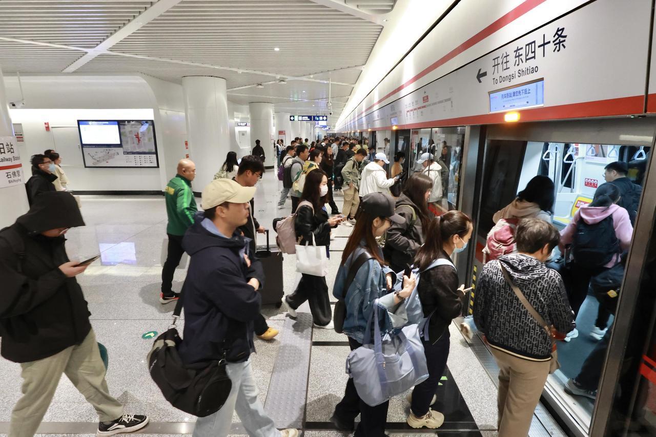 五一返程高峰来了，车站、列车里人潮拥挤，大家赶车心切、行李又多，很容易慌乱大意，