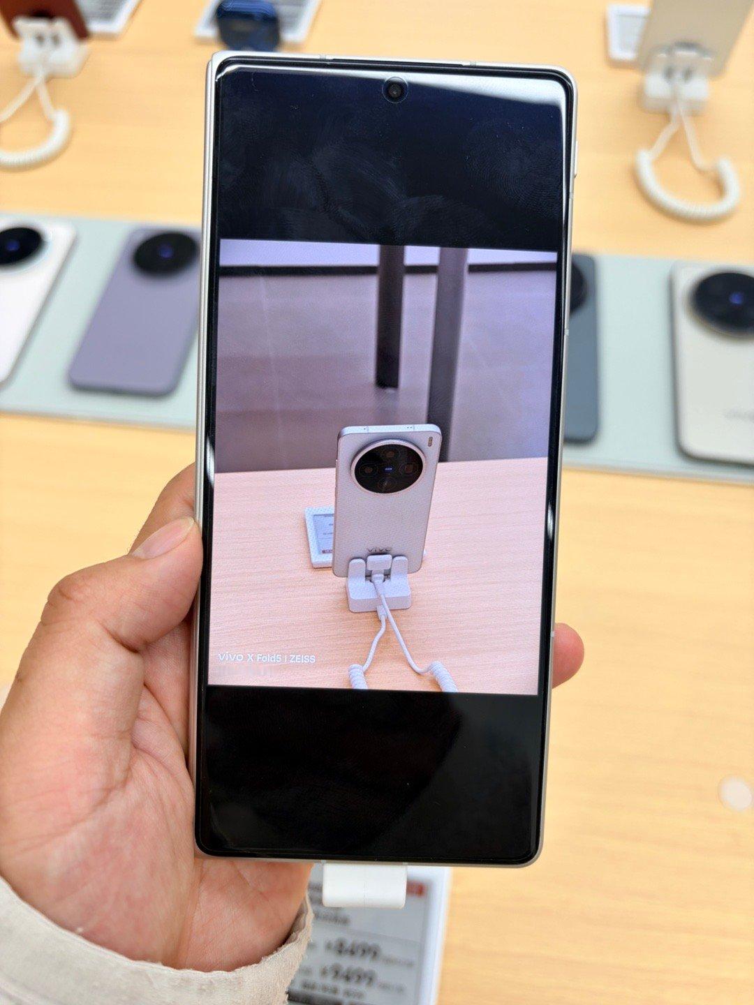 来修手机，摸了摸 vivo 折叠屏，感觉又想换个折叠屏用了，而且这个拍照肯定是比