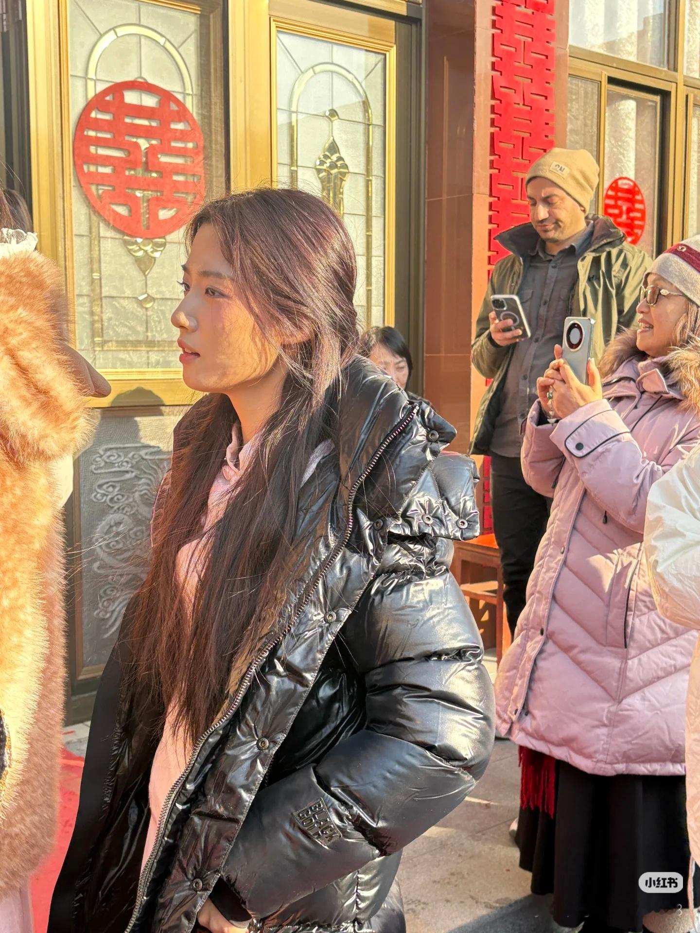 把照片拿给在村东头抠脚唠嗑晒太阳的大妈会被问这是哪家丫头长得恁俊俏在哪打工啊过年