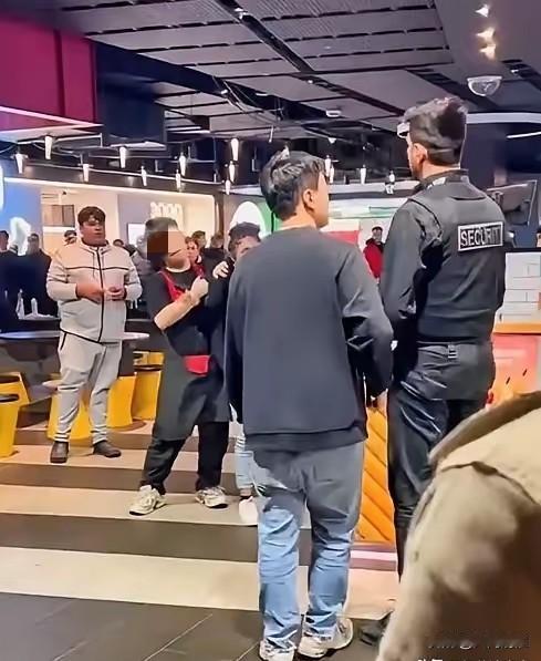 最近网上刷到个特气人的事儿，发生得又快又让人憋火！有个外籍女子在店里搞“零元购”