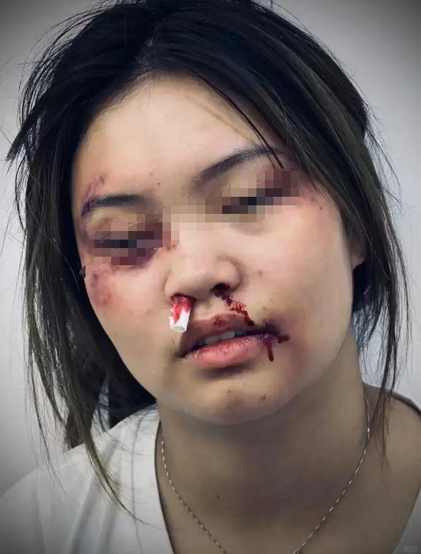 河北保定一女子点了一份外卖，送达时超时了5分钟，女子怒火中烧，破口大骂，与外卖员