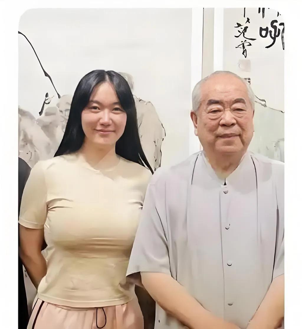 近日，87岁书画家范曾的37岁妻子徐萌深陷舆论漩涡。继被曝转移价值20亿藏品后，