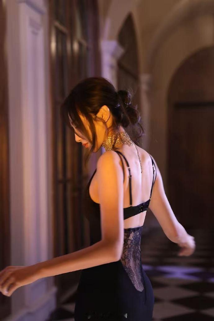 彭小苒这个背不拔罐可惜了这背影让人想起绷紧的弓弦，静态中蕴藏着惊人的动态美，仿佛