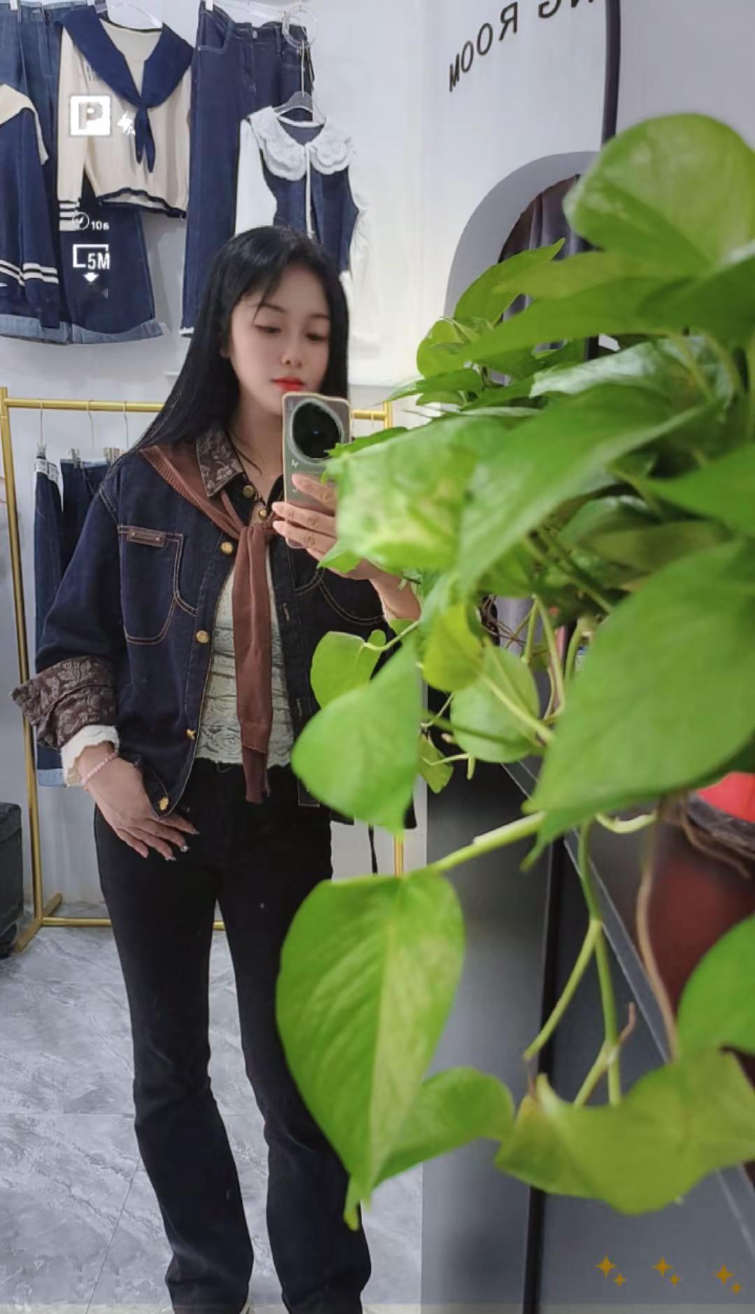 牛仔外套又火了，这次不是靠情怀，是靠数据硬刚。
Z世代掏钱买，男生增速比女生还猛