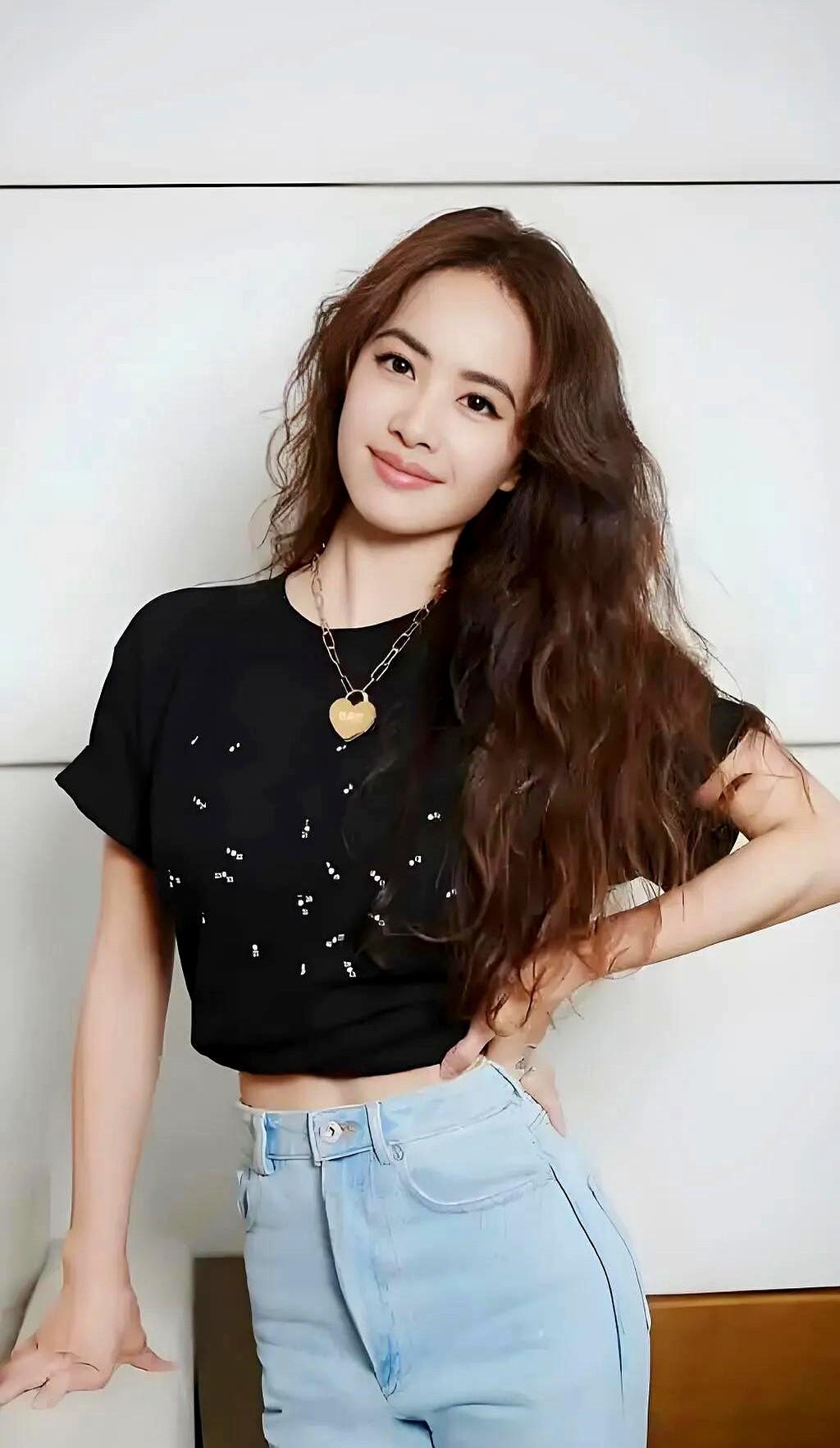 蔡依林的三段情感经历：第一段周杰伦，第二段彭于晏，第三段锦荣。
现在姐弟恋真的越