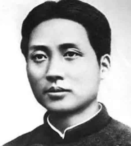 1950年，湖南一名铁匠下乡，看见被老乡家墙上挂着毛主席画像，立马跑回家中，偷偷