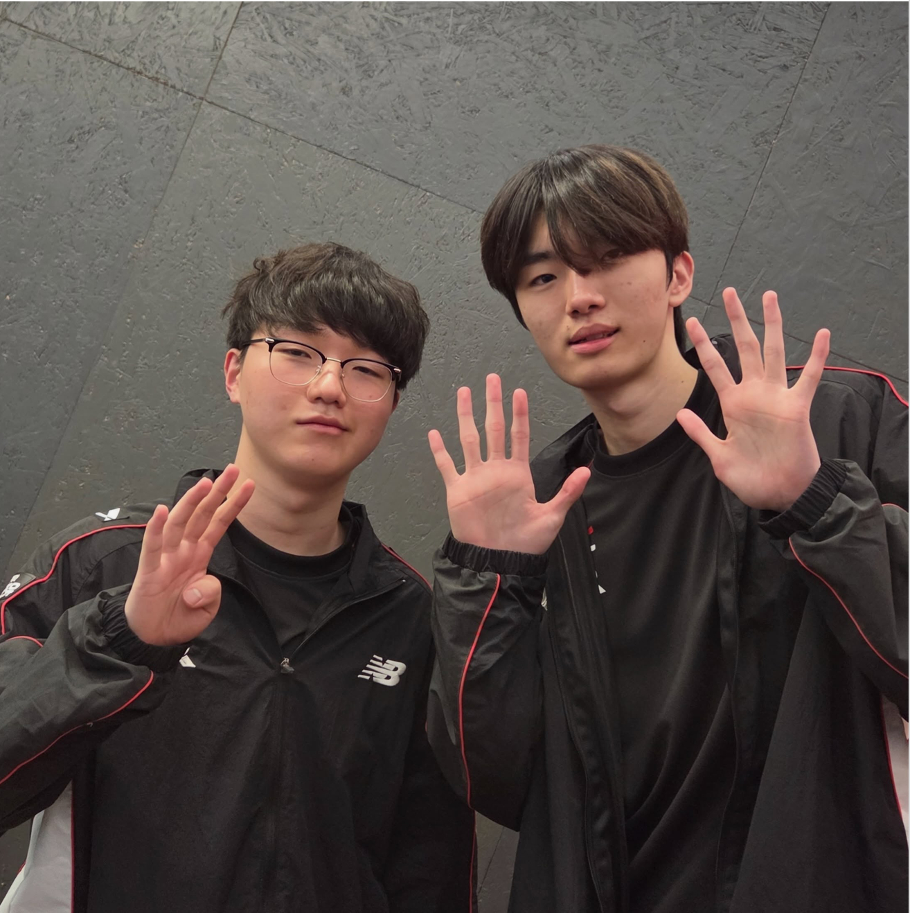 BDD带队2比0横扫T1战胜T1后PerfecT更新与新下路FenRir合照，并
