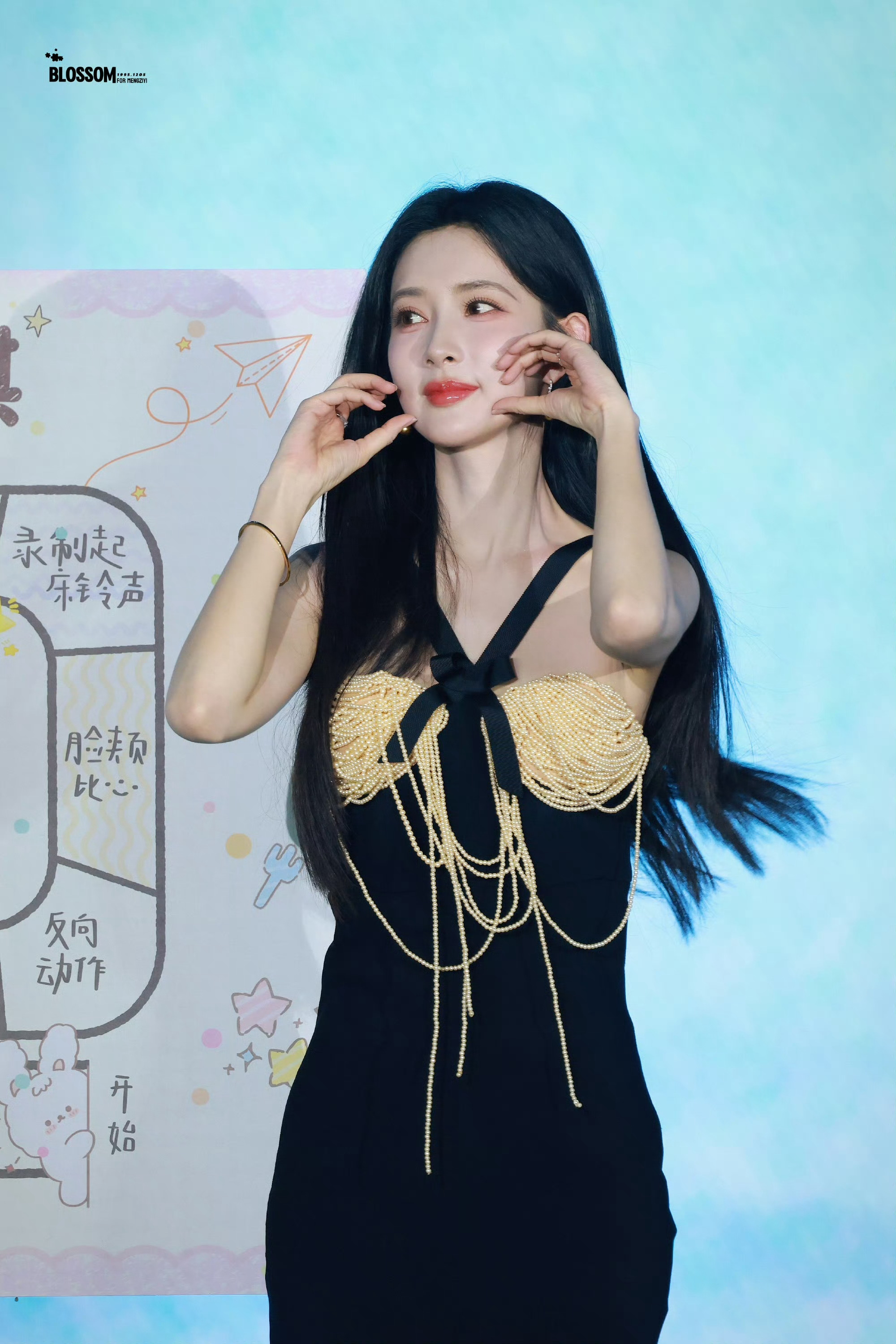 黑底衬鎏金，浓颜天花板！孟子义这身吊带礼服美得恰到好处孟子义黑金吊带好美