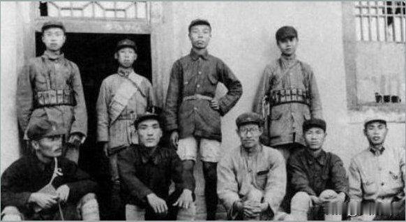 离别22年，大军南下村口一幕，看哭无数战士
 
1949年，老母亲拦住南下大军，
