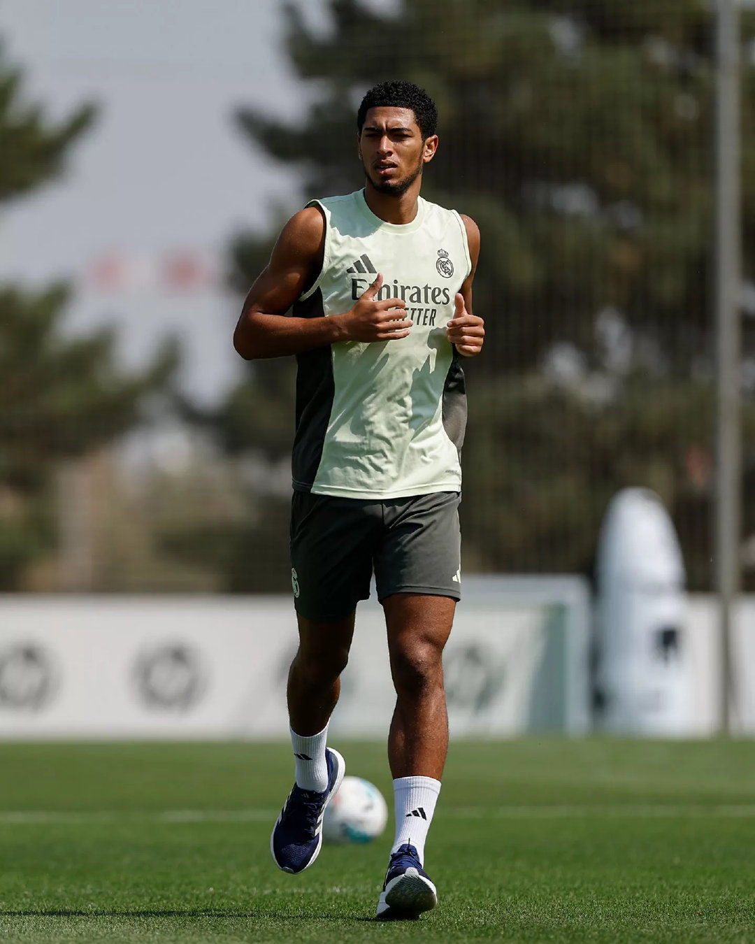 贝林厄姆在草坪上单独训练。皇马训练halamadrid ​​​