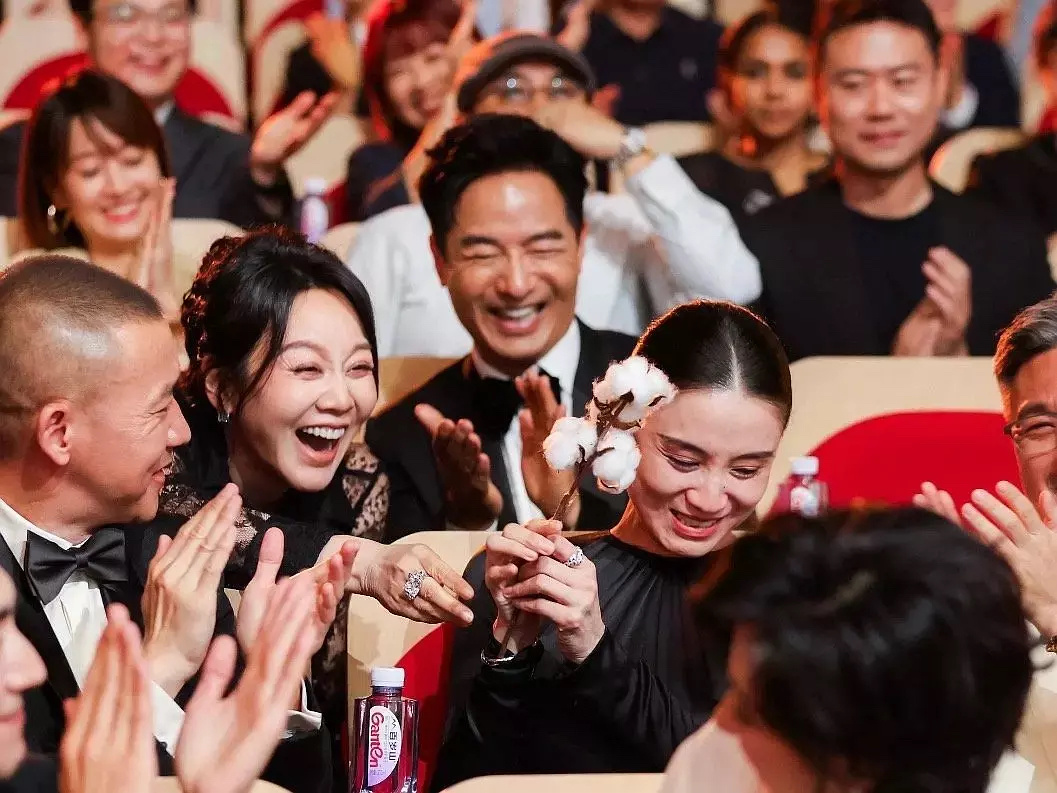 看到这张图真心觉得刘亦菲没来是对的 ​​​
