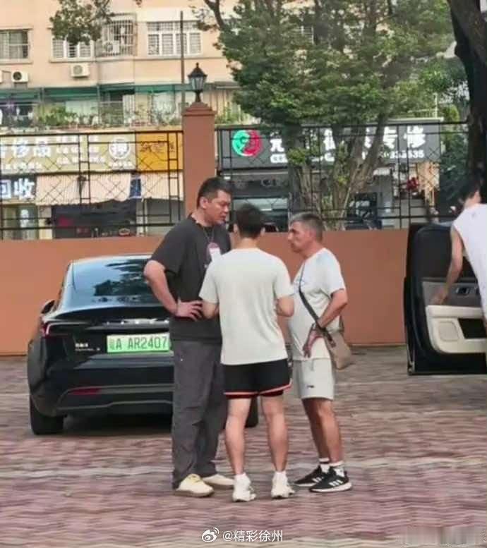 曝朱芳雨回广东宏远交接工作今天，博主我耀看球报道了广东男篮的动态。博主晒出一张前
