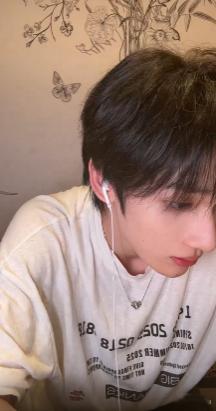 余宇涵突袭直播 本来在摸鱼，看到余宇涵突袭直播直接精神了！全程在线唠嗑，状态超棒