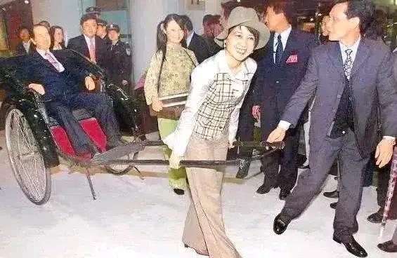 四太挺会玩儿的，赌王在世时，她陪赌王玩逗得他那叫做一个乐。如今她又陪何超欣玩得那